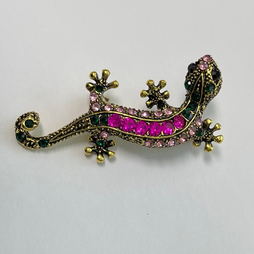 Brooch. Lizard/Gecko deep gold with pink rhinestones. NIP 1 7/8” x .75”